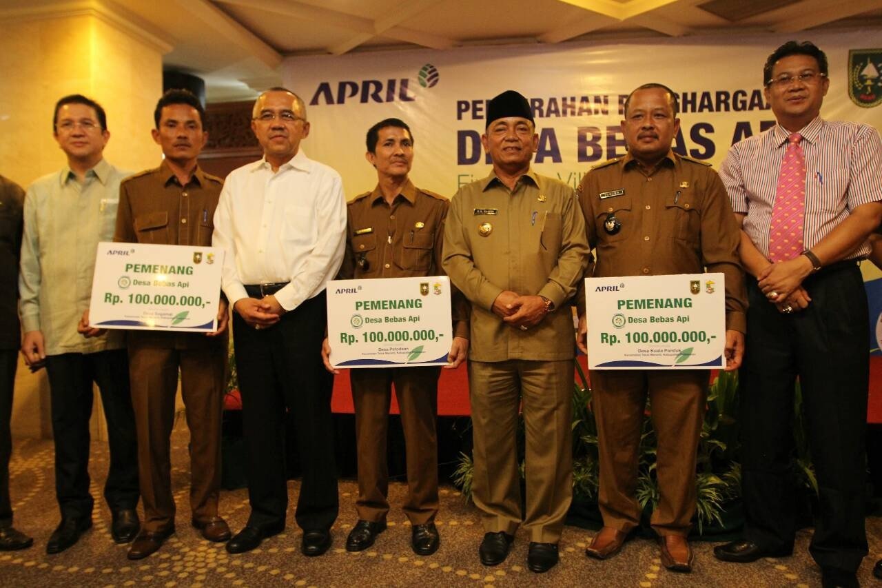Fire Free Village Programme award recipients with Tony Wenas, Managing Director, APRIL Indonesia Operations, Riau Interim Governor Arsyadjuliandi Rachman, and Pelalawan regent chief, HM Harris