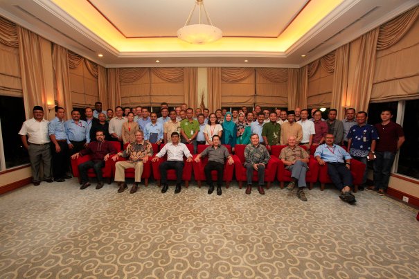 エイプリルダイアログ SFMP 2.0の1周年記念でのSACメンバーとエイプリル社のチーム